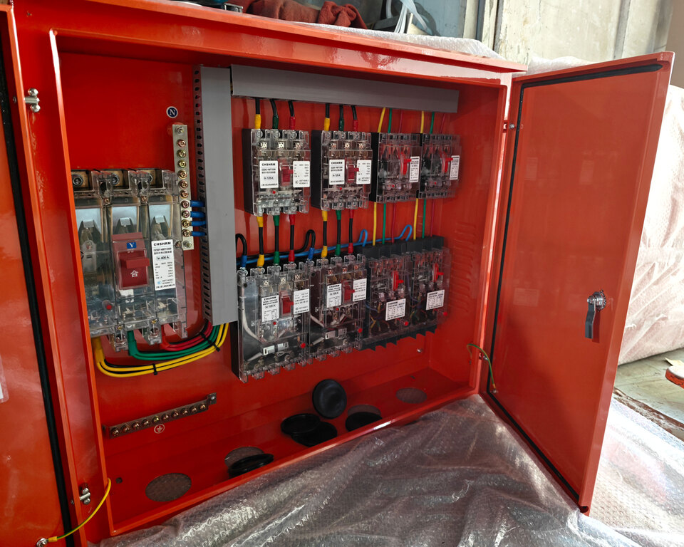 Jak mohou standardy distribuce energie na staveništích udržet krok s globální infrastrukturou, která se zahřívá? Společnost Ouyue Electric uvedla na trh vysoce odolný venkovní levý a pravý dvoudveřový box z nerezové oceli