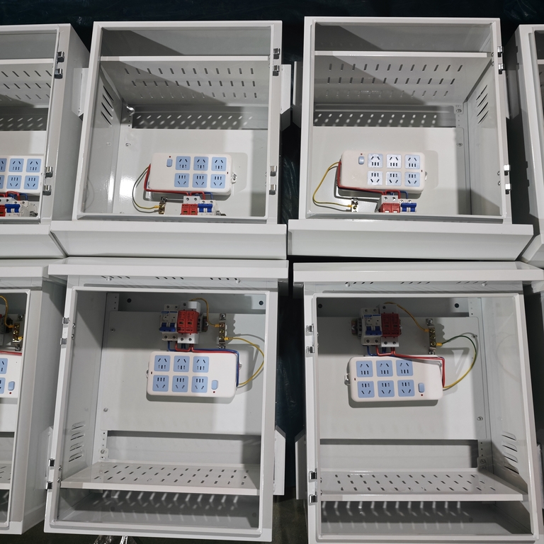 Hromadná výroba skutečné fotografie venkovního dešťového rozvodného boxu Ouyue Electric: Zobrazení celého procesu od plechové skořepiny až po kompletní montáž stroje